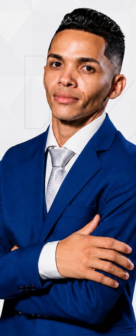 Paulo Henrique, consultor de crédito consignado, de braços cruzados
